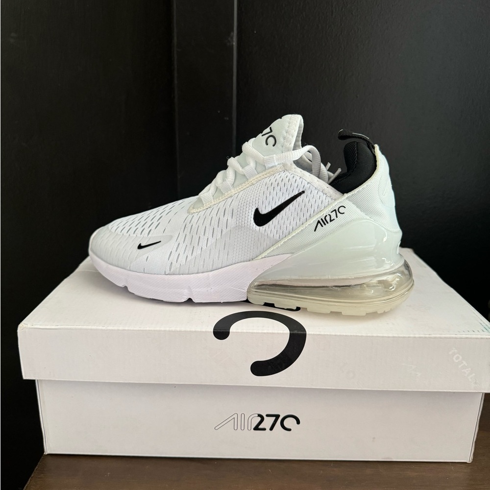 Women’s size 7 Air Max 270